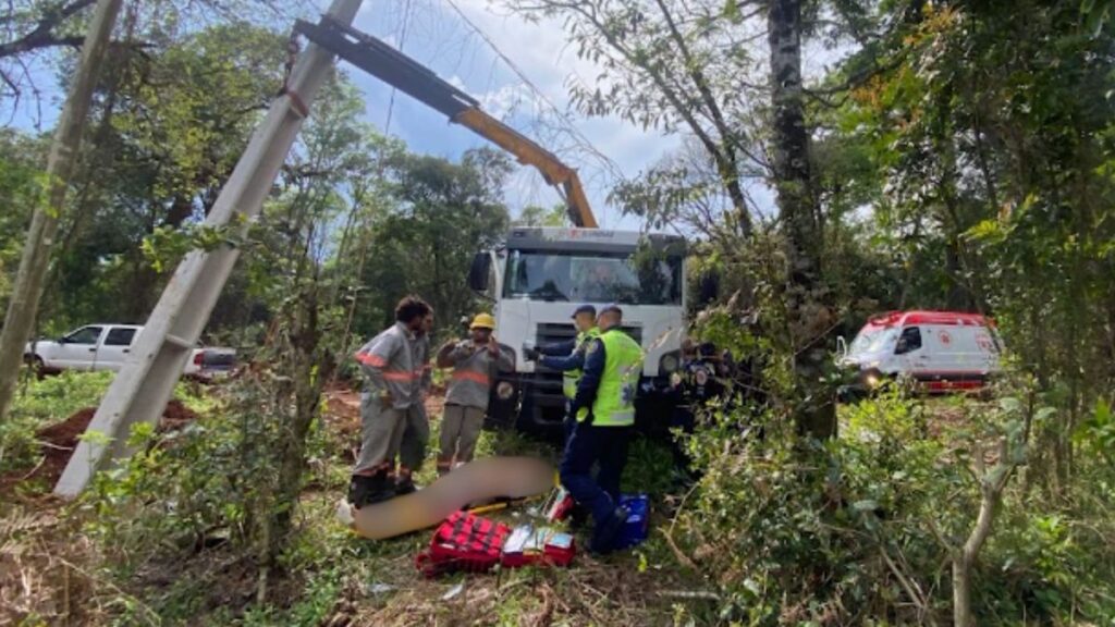 Trabalhadores sofrem choque elétrico de alta tensão ao trocar poste e ficam gravemente feridos em SC