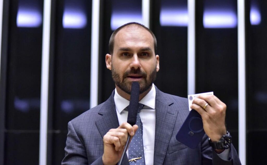 Eduardo Bolsonaro é demitido da Polícia Federal por abandono de cargo Eduardo Bolsonaro é demitido da Polícia Federal por abandono de cargo